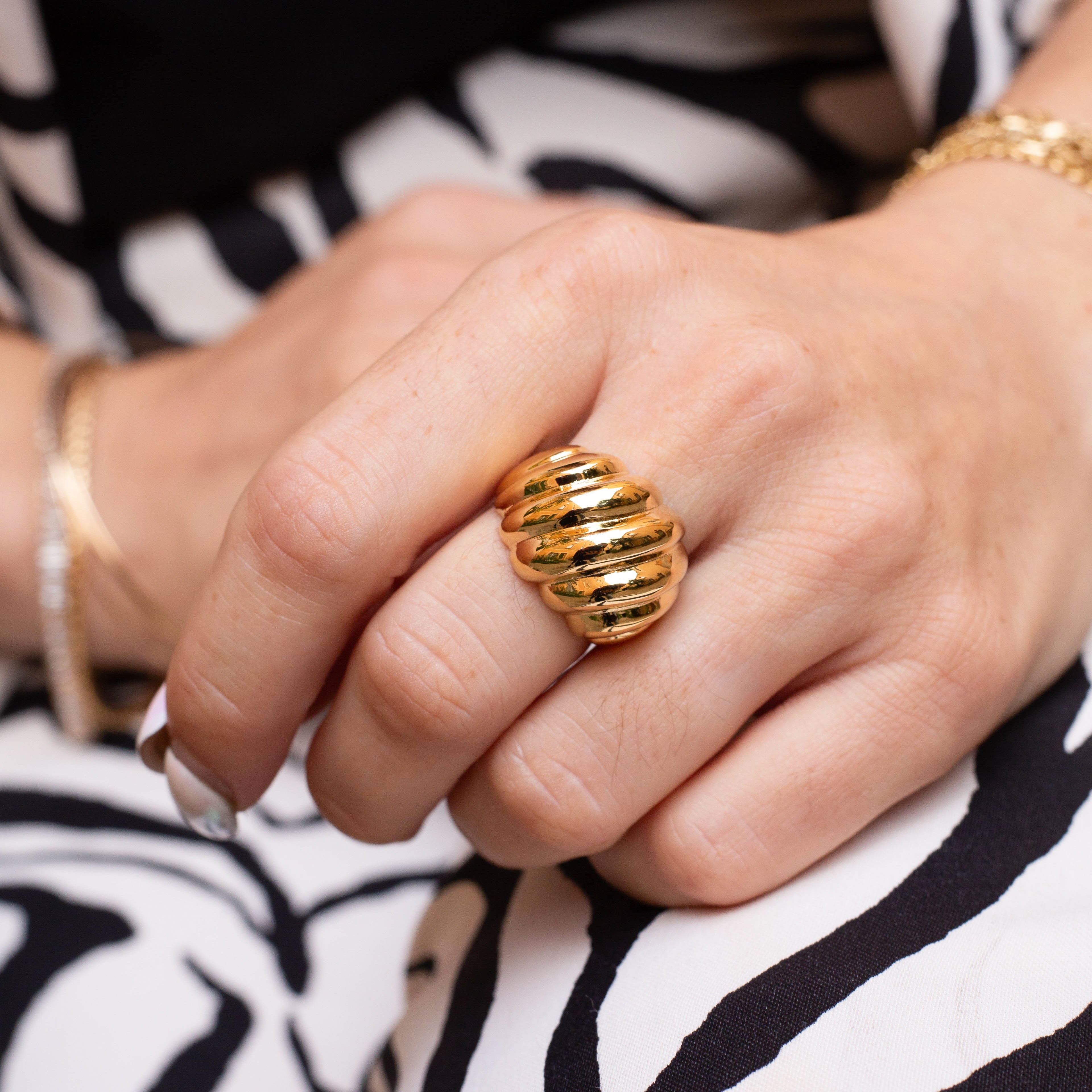 Grosse bague plaqué or femme portée de face