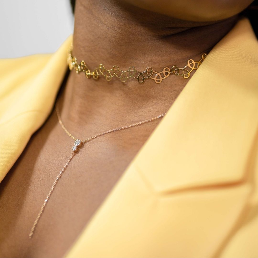 collier qui tombe dans le décolleté