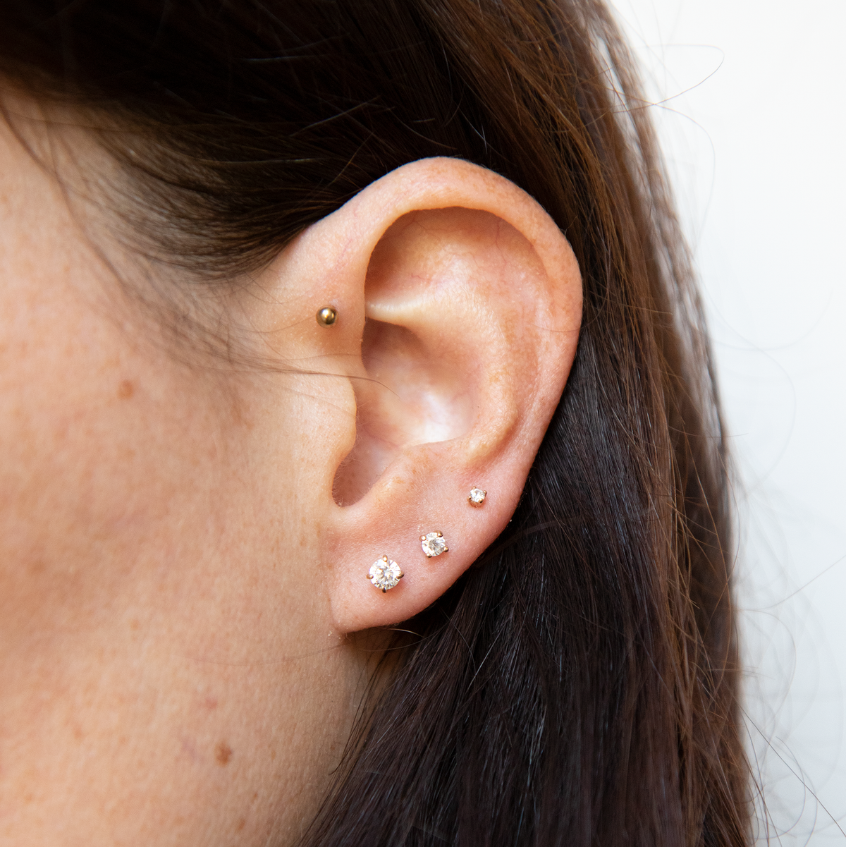 boucle d'oreille puce diamant vue portée