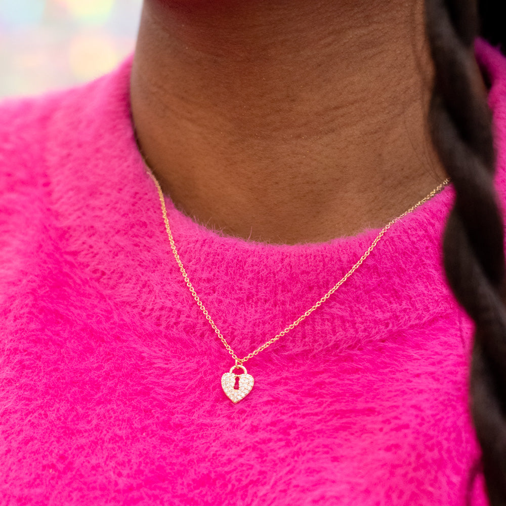 collier cadenas coeur porté
