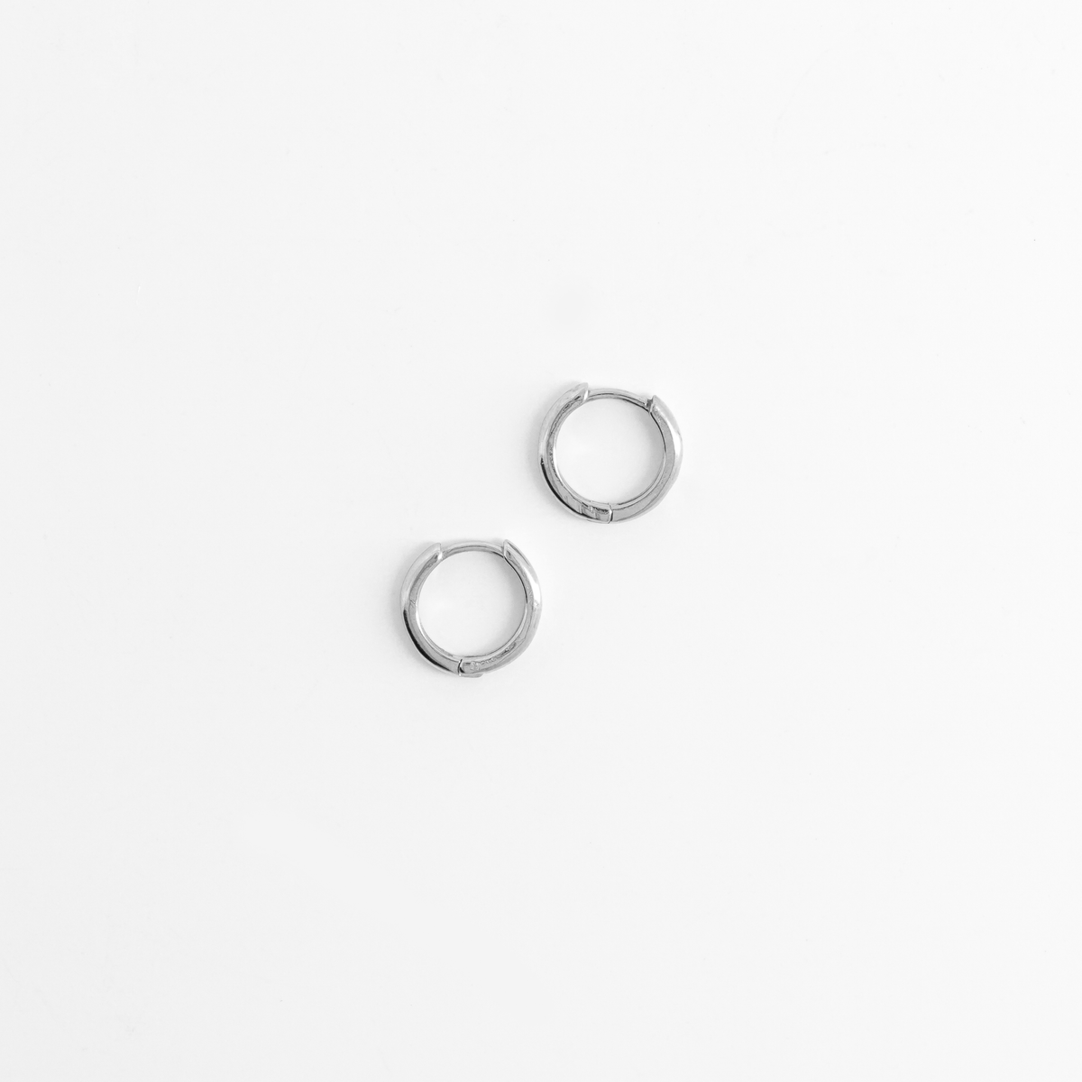 Créoles argent vue du dessus