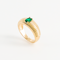 Bague dorée pierre verte vue de face