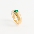 Bague dorée pierre verte vue de côté
