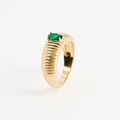 Bague dorée pierre verte vue de profil