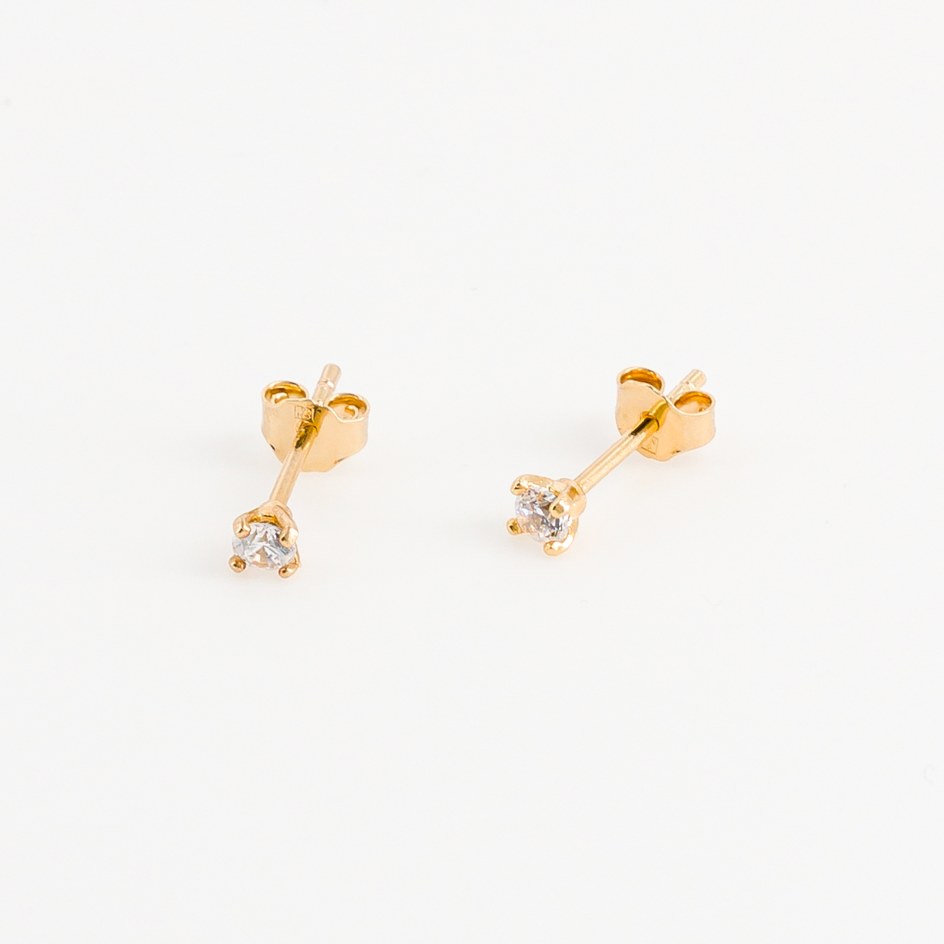 boucle d'oreille puce diamant vue de face